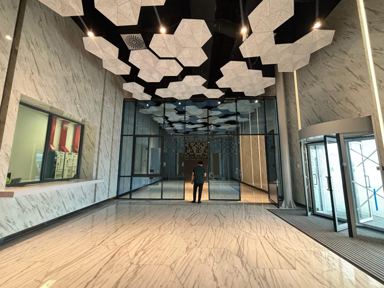 Sudirman Office Tower, Main lobby dan area lift